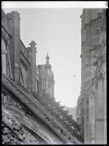 Arcs-boutants et pinacles de l'église Notre-Dame de Caudebec-en-Caux (Seine-Maritime).