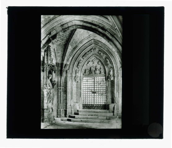 Tympan et grille de cloître de monastère