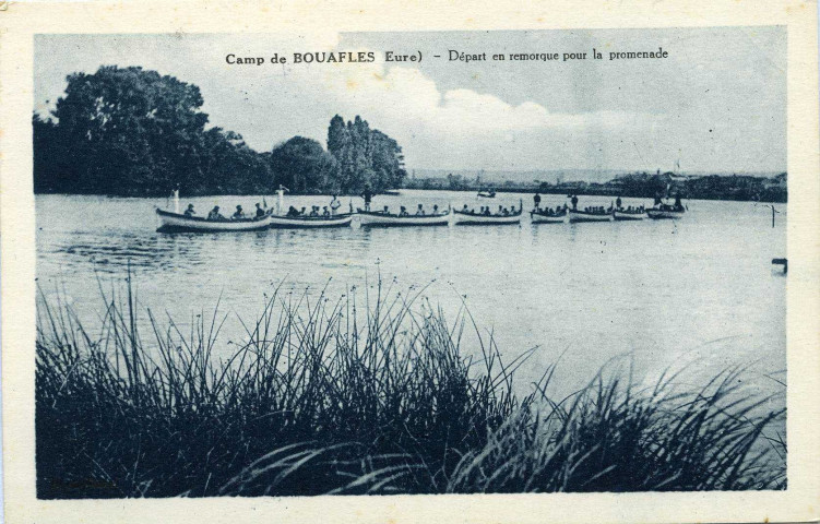 Bouafles. Le Camp de Bouafles (Eure). - Départ en remorque pour la promenade.