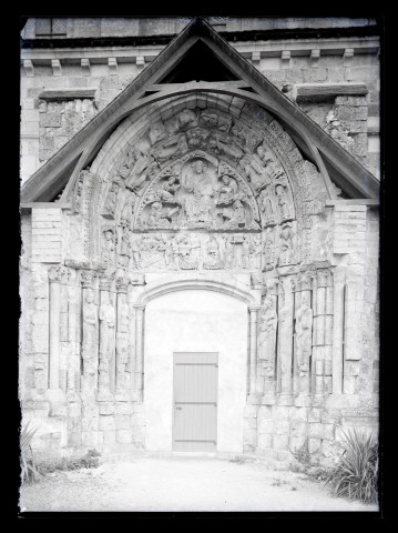 Porche nord avec tympan et voussures ornementées de l'église Saint-Benoit de Saint-Benoit-sur-Loire (Loiret).