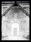 Porche nord avec tympan et voussures ornementées de l'église Saint-Benoit de Saint-Benoit-sur-Loire (Loiret).