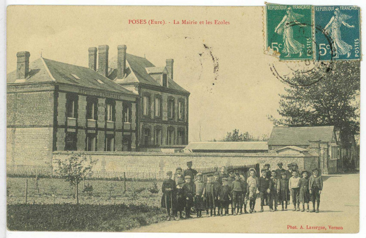 Poses. La Mairie et les Ecoles.