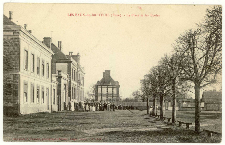 Baux-de-Breteuil (Les). La Place et les Ecoles.