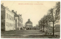Baux-de-Breteuil (Les). La Place et les Ecoles.