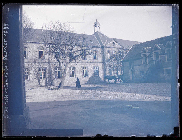 Cour du bâtiment Saint-Maurice à Orgeville (Eure) lors des trois derniers jours de février 1899.