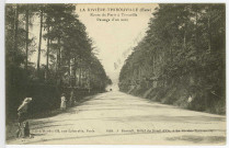 Fontaine-la-Soret. La Rivière Thibouville Route de Paris à Trouville - Passage d'un auto.