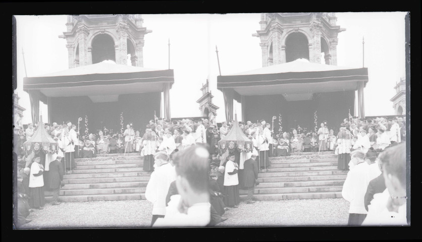 Procession de la Vierge au Monument de Jeanne d'Arc et à la basilique Notre-Dame de Bonsecours (Seine-Maritime).