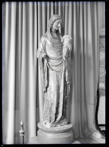 Statue de Vierge à l'enfant de l'église de Beauficel-en-Lyons (Eure).