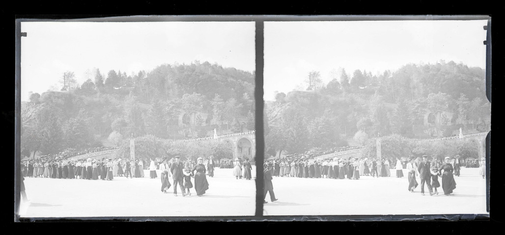 Procession religieuse à Lourdes (Hautes-Pyrénées).