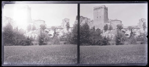 Tour carrée avec machicoulis de l'abbaye de Montmajour (Arles, Bouches-du-Rhône)