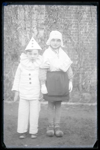 Jeune fille et jeune garçon déguisés.