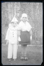 Jeune fille et jeune garçon déguisés.