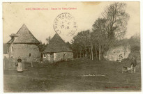 Bois-Jérôme-Saint-Ouen. Restes du Vieux Château.