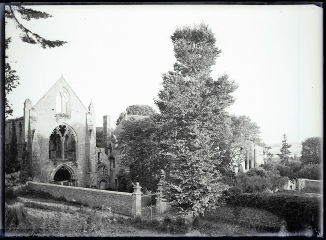 Ruines et vestiges de l'ancienne abbaye de la pointe Saint-Mathieu (Finistère).