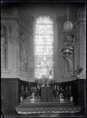 Autel et vitraux de l'église de Dangu (Eure).