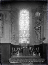 Autel et vitraux de l'église de Dangu (Eure).