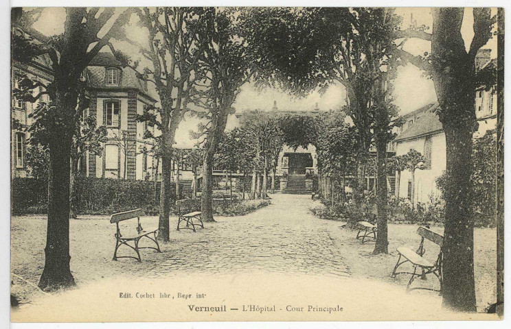 Verneuil-sur-Avre. Hôpital - Cour principale.