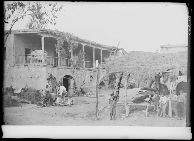 Intérieur d'une ferme chrétienne à Tarse (Turquie) (notice PA).