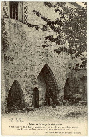 Fatouville-Grestain. Ruines de l'Abbaye de Grestain - Etage inférieur de la Maison Abbatiale dans les arcades à ogives uniques reposent sur de grandes colonnes monocylindriques enfouies dans le sol.