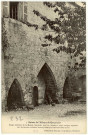 Fatouville-Grestain. Ruines de l'Abbaye de Grestain - Etage inférieur de la Maison Abbatiale dans les arcades à ogives uniques reposent sur de grandes colonnes monocylindriques enfouies dans le sol.