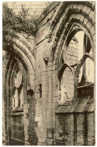 Beaumont-le-Roger. Détails des fenêtres ogivales de l'église de l'abbaye.