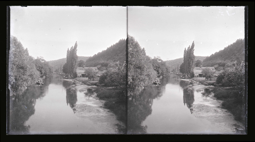 Fleuve traversant la campagne normande.