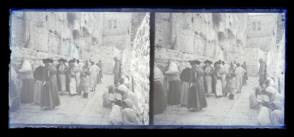 Pèlerins priant devant le Mur des Lamentations de Jérusalem (Israël).