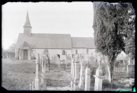 Vue générale sur une église de campagne et son cimetière.