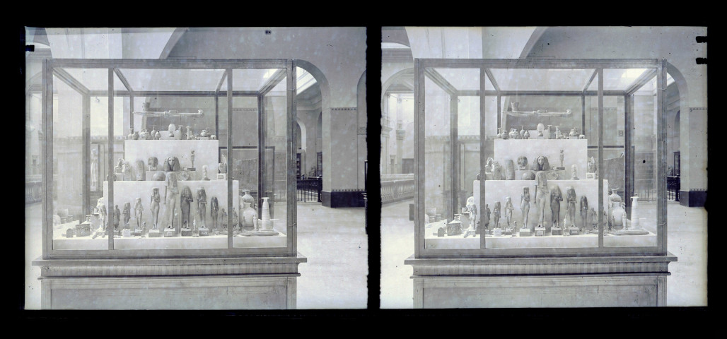 Salle et collections d'un musée égyptien.