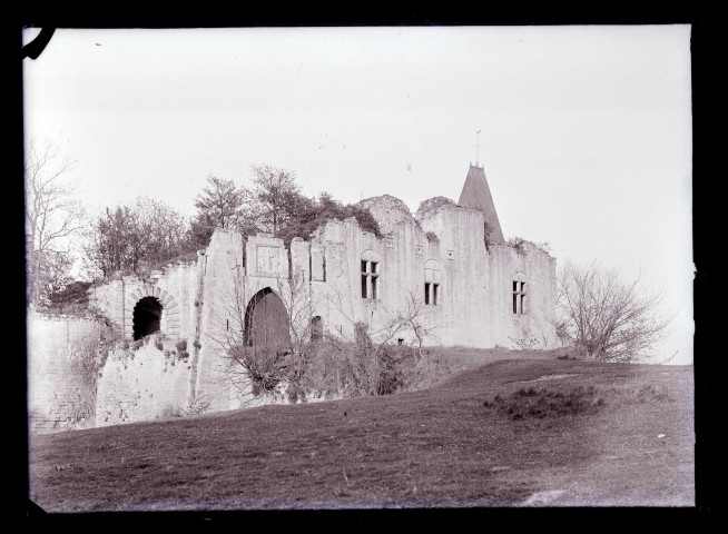 Ruines et vestiges du logis du château et clocher de l'église Saint-Martin de Picquigny (Somme).