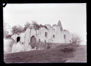 Ruines et vestiges du logis du château et clocher de l'église Saint-Martin de Picquigny (Somme).