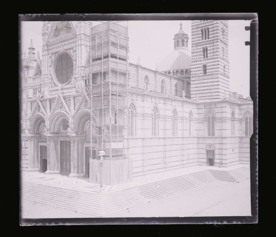 Cathédrale avec tour en travaux.