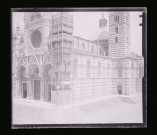 Cathédrale avec tour en travaux.
