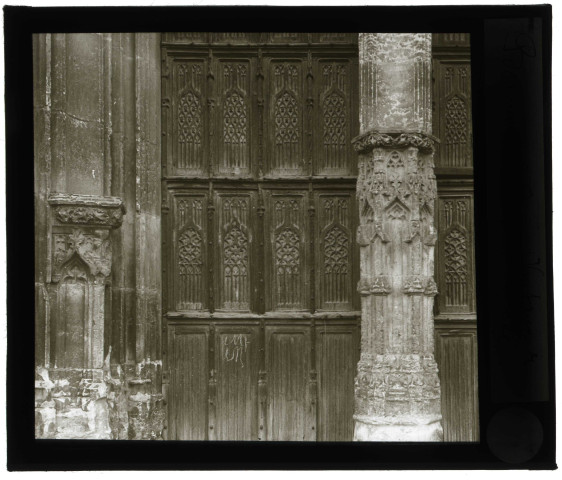 Église Saint-Nicolas de Beaumont-le-Roger (Eure), vantaux de la porte.