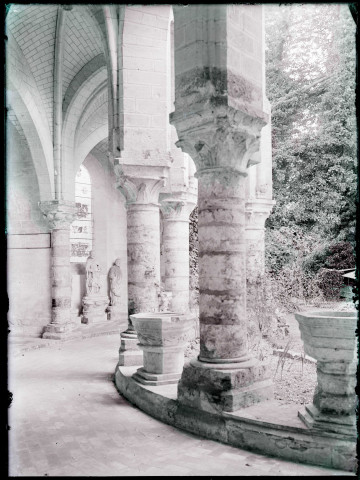 Deux statues dans le déambulatoire, donnant sur un jardin installé à la place du choeur, dans l'ancienne église abbatiale du Breuil-Benoît, sur la commune de Marcilly-sur-Eure (Eure).