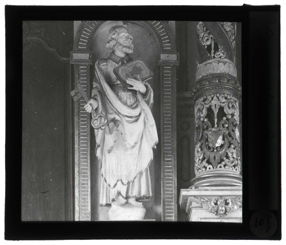 Église de Bernienville (Eure), autel-retable, détail, statue de Saint-Pierre.