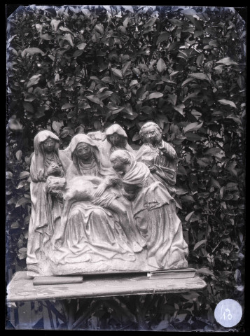 Presbytère de Bernay (Eure), groupe sculpté représentant la mise au tombeau.