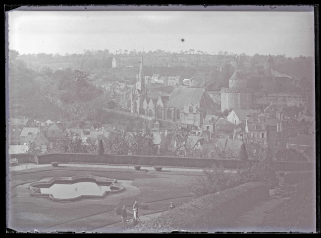 Promenade en haut des remparts de Fougères (Ille-et-Vilaine), avec au loin le clocher de l'église Saint-Sulpice.