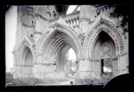 Façade ouest de l'ancienne abbaye de Saint-Jean-des-Vignes de Soissons (Aisne) dévastée par les bombardements allemands de la guerre 14-18.
