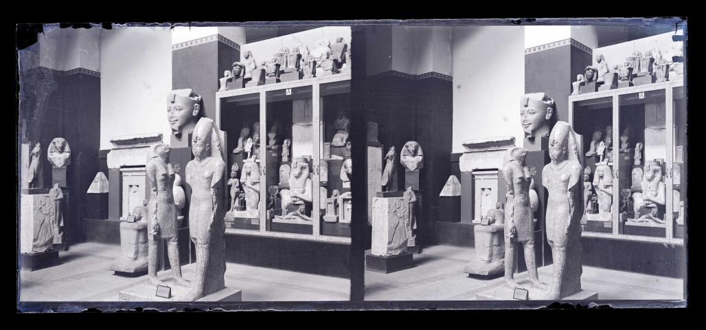Salle et collections d'un musée égyptien.