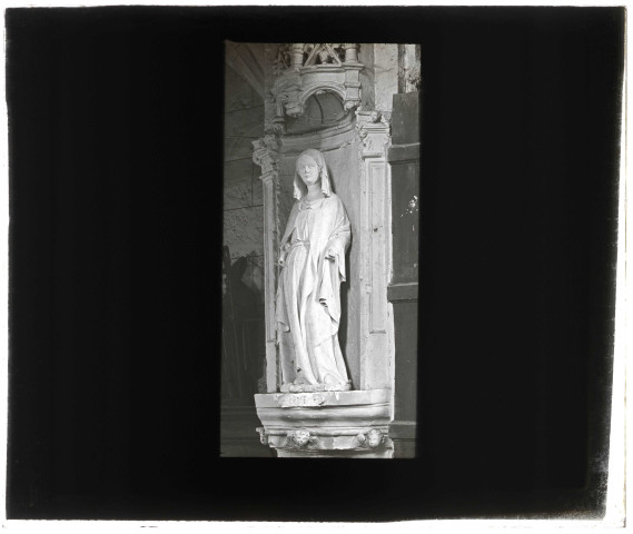 Sainte femme dite Jeanne de Saint-Martin , statue provenant de l'hôpital Saint-Jean-Baptiste d'Écouis, avant 1311 ou 1311-1313, aujourd'hui à l'église Notre-Dame d'Écouis (Eure).