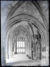 Portail de la galerie sud du cloître de l'abbaye Notre-Dame de Fontenelle de Saint-Wandrille-Rançon (Seine-Maritime) représentant le couronnement de la Vierge.