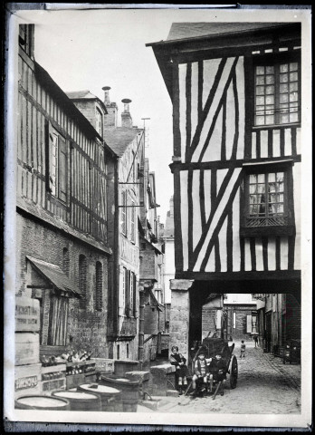 Maison à pans de bois avec passage sous l'étage de Caudebec-en-Caux (Seine-Maritime).