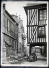 Maison à pans de bois avec passage sous l'étage de Caudebec-en-Caux (Seine-Maritime).