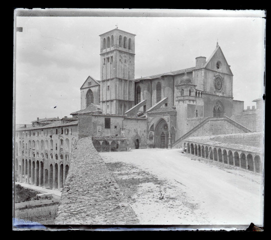 Vue générale de la basilique Saint-François à Assise (province de Pérouse)