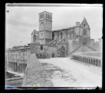Vue générale de la basilique Saint-François à Assise (province de Pérouse)