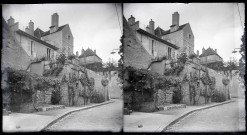 Maisons de village en pierre avec treilles sur les murs de Vézelay (Yonne).