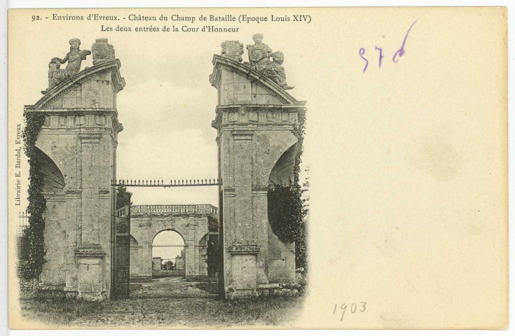Sainte-Opportune-du-Bosc. Château du Champ de Bataille (Epoque Louis XIV) Les deux entrées de la Cour d'Honneur.