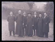 Groupe d'hommes et d'ecclésiastiques posant dans un jardin dans les environs de Cognac (Charente).