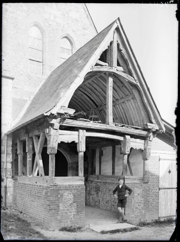 Entrée couverte de l'église de Puchay (Eure).